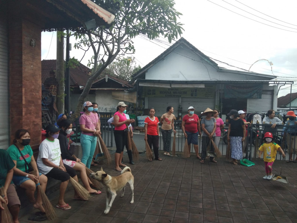 Gerakan Anti Sampah Plastik, PKK Banjar Dawas Gelar Operasi Sampah Plastik